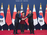 李克强同韩国总统日本首相共同会见记者