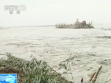 新疆库马力克河水位暴涨 200余米防洪坝决堤