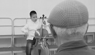 为替儿子圆梦，老人61岁自学大提琴
