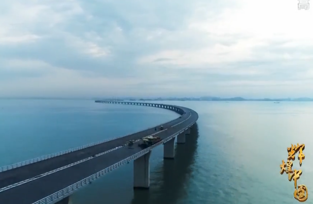 中国建成世界上最长的跨海大桥