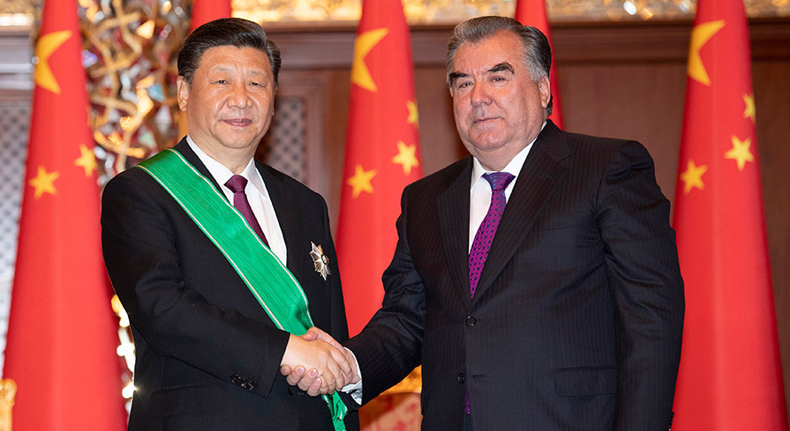 习近平出席仪式 接受塔吉克斯坦总统拉赫蒙授予“王冠勋章”