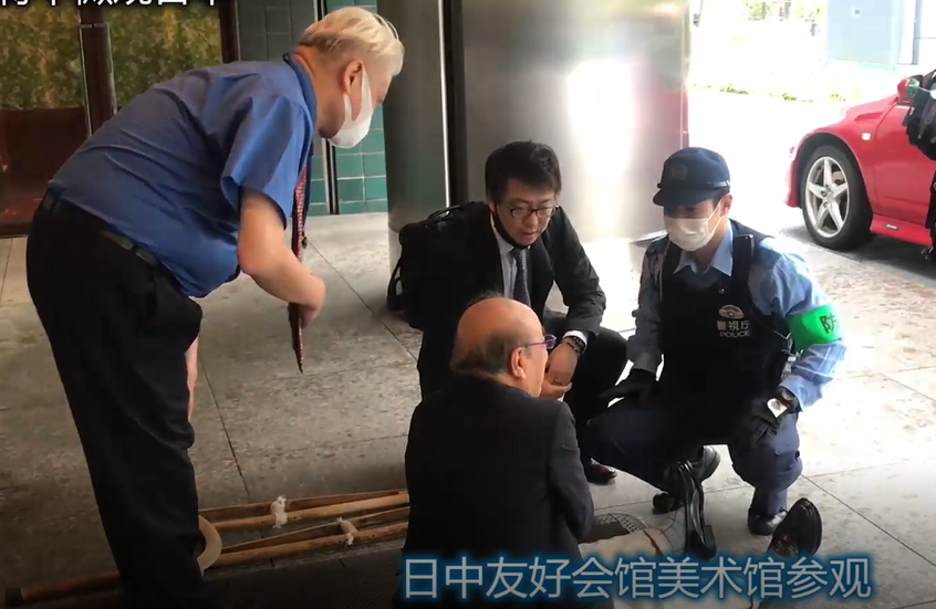 路遇受伤的日本老人，华人出手相救